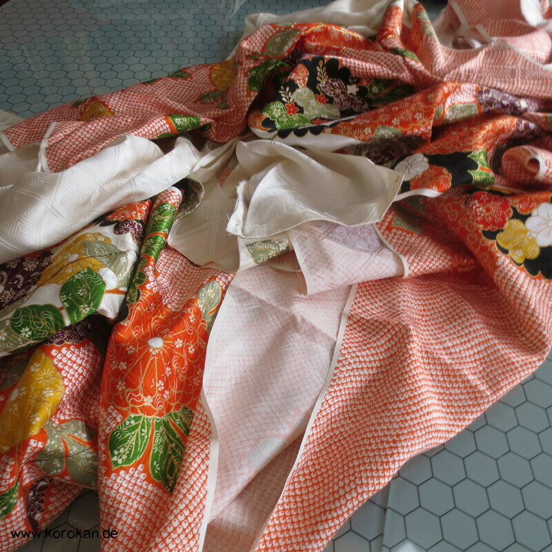 Rose, Kanoko Furisode Kimono, Seidendamast Karieba Stoff, Goldstickerei