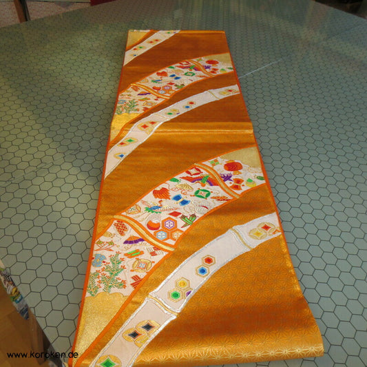 Bambusbögen mit Kinderspielzeug Seidenbrokat Fukuro Obi Kimonogürtel