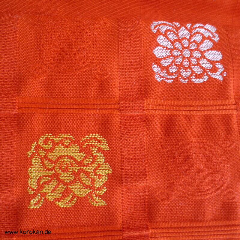 Blütensymbole in Karos Nagoya Hassun Obi
