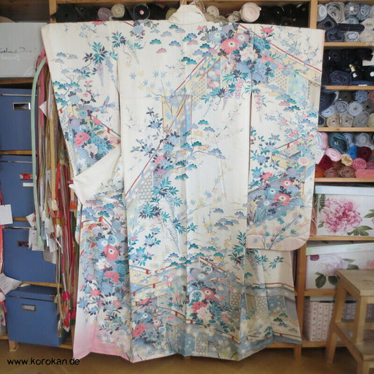 zart pastellfarbenes Blütenmeer vor Kimonovorhängen Furisode Kimono