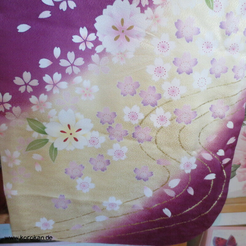 Furisode Seiden Kimono Blütenstreifen auf pflaume