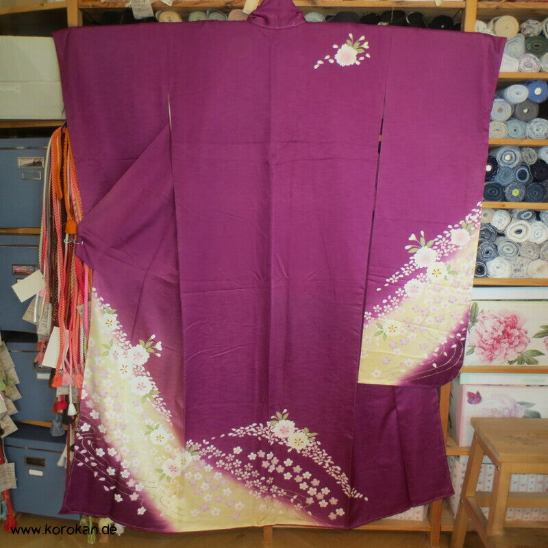 Furisode Seiden Kimono Blütenstreifen auf pflaume
