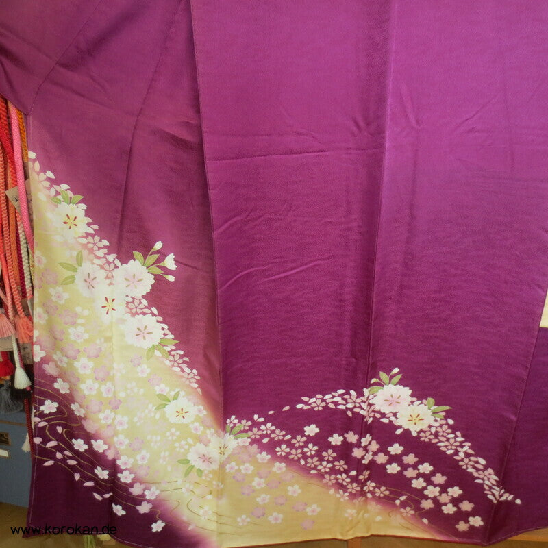 Furisode Seiden Kimono Blütenstreifen auf pflaume