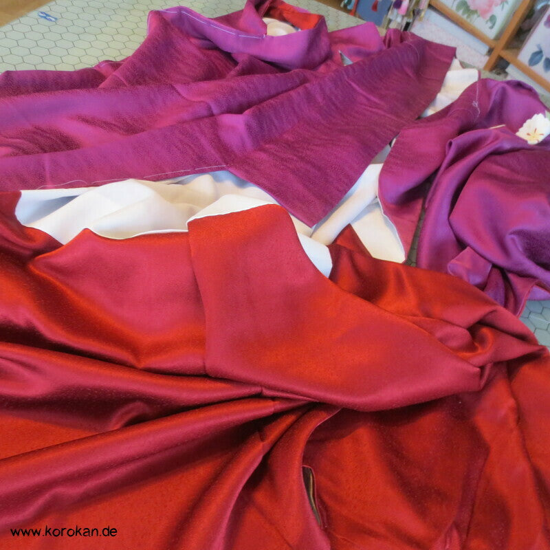 Furisode Seiden Kimono Blütenstreifen auf pflaume