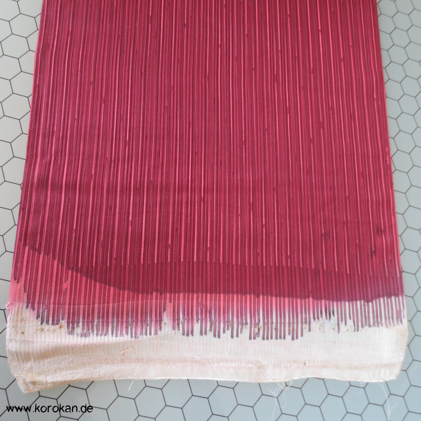 handgemalte rote Satinstreifen Kimono Seide