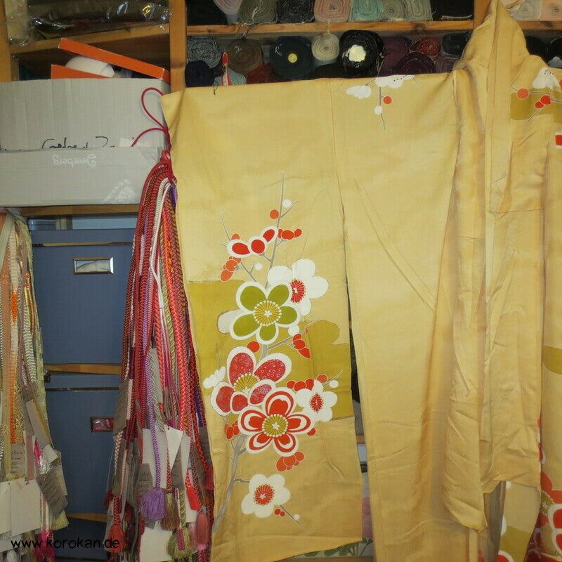 Sakurazweig stilisiert Furisode Seiden Karieba