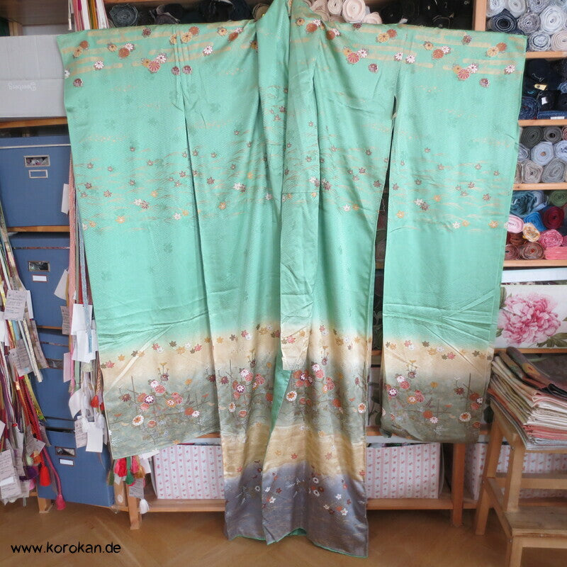 Farbabstufungen Furisode Kimono Seidendamast Karieba Stoff