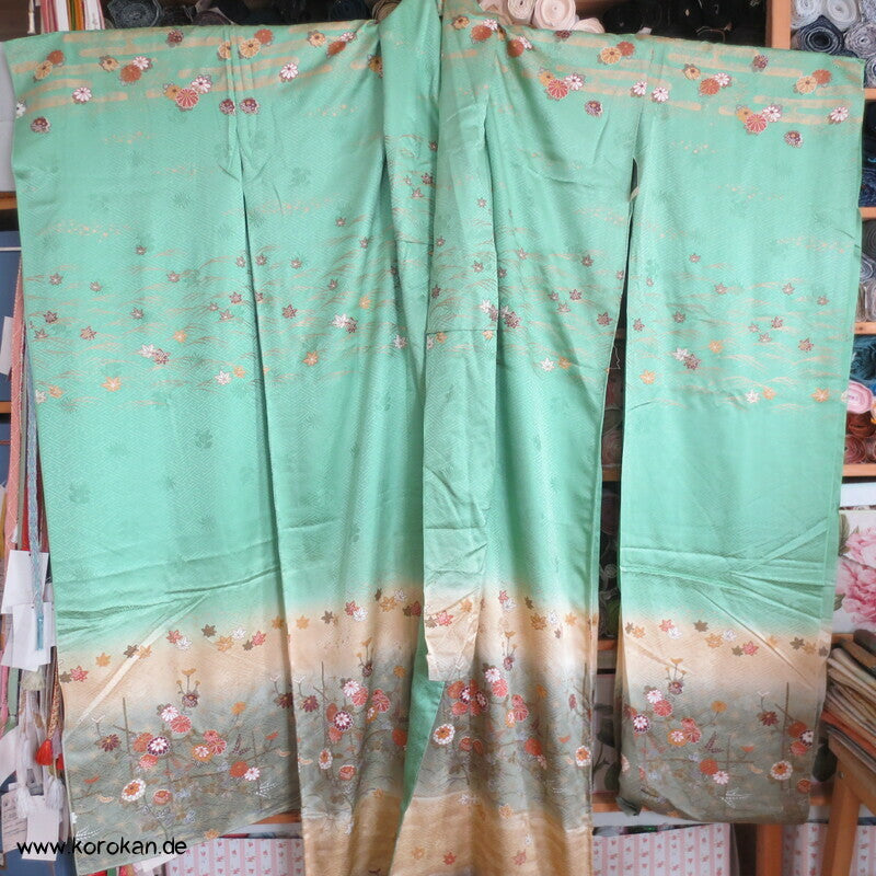 Farbabstufungen Furisode Kimono Seidendamast Karieba Stoff