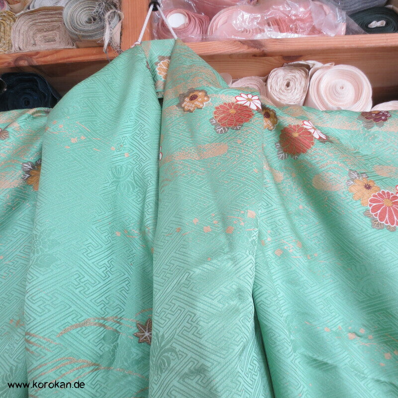 Farbabstufungen Furisode Kimono Seidendamast Karieba Stoff