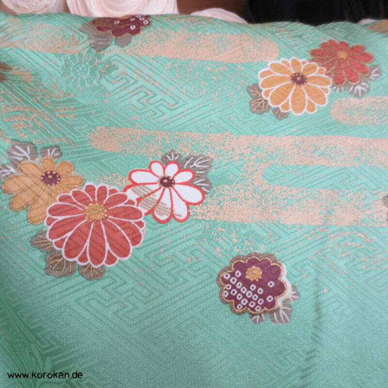 Farbabstufungen Furisode Kimono Seidendamast Karieba Stoff