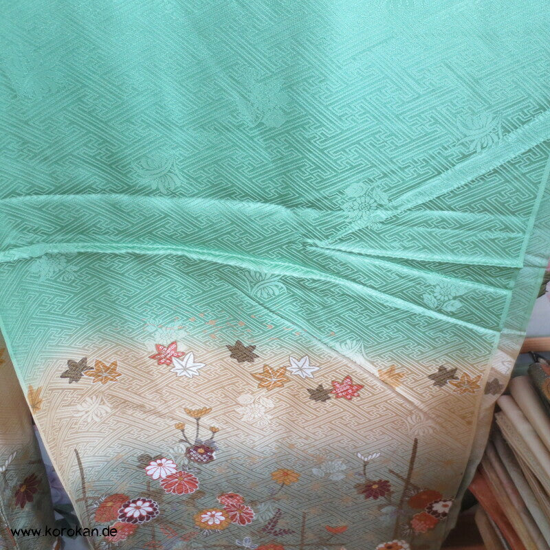 Farbabstufungen Furisode Kimono Seidendamast Karieba Stoff