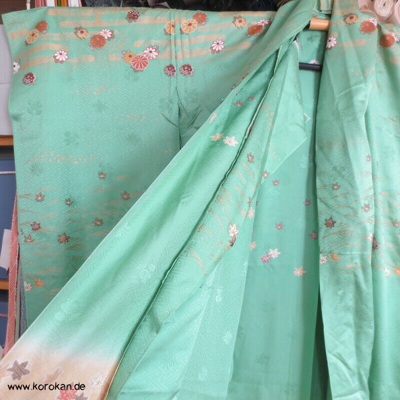 Farbabstufungen Furisode Kimono Seidendamast Karieba Stoff