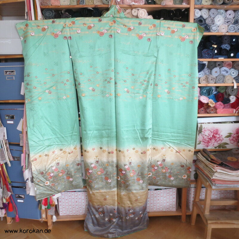 Farbabstufungen Furisode Kimono Seidendamast Karieba Stoff
