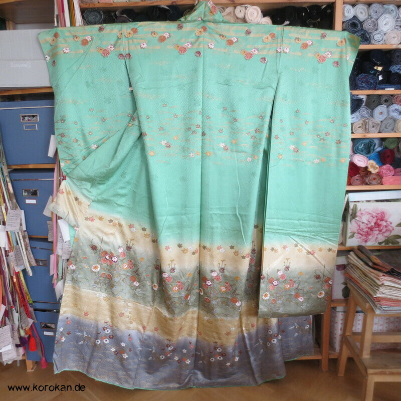 Farbabstufungen Furisode Kimono Seidendamast Karieba Stoff
