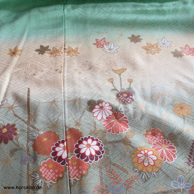Farbabstufungen Furisode Kimono Seidendamast Karieba Stoff
