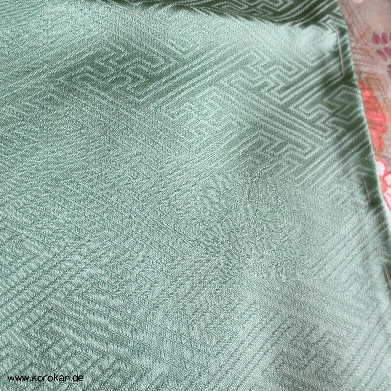 Farbabstufungen Furisode Kimono Seidendamast Karieba Stoff