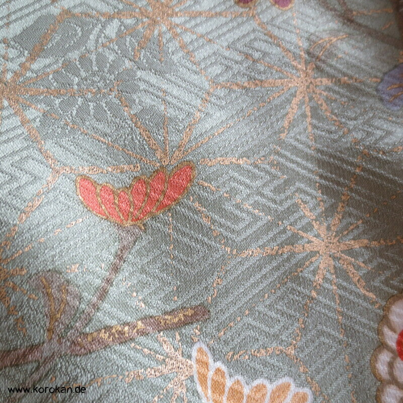 Farbabstufungen Furisode Kimono Seidendamast Karieba Stoff
