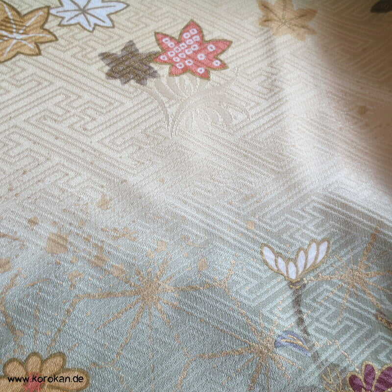 Farbabstufungen Furisode Kimono Seidendamast Karieba Stoff