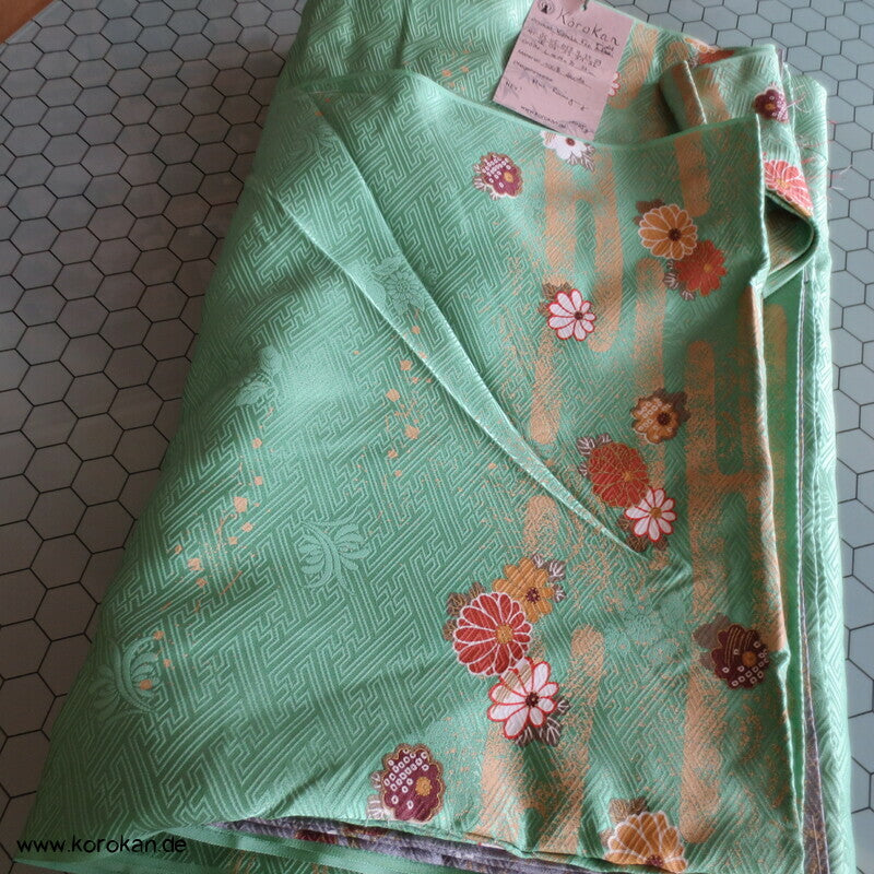 Farbabstufungen Furisode Kimono Seidendamast Karieba Stoff