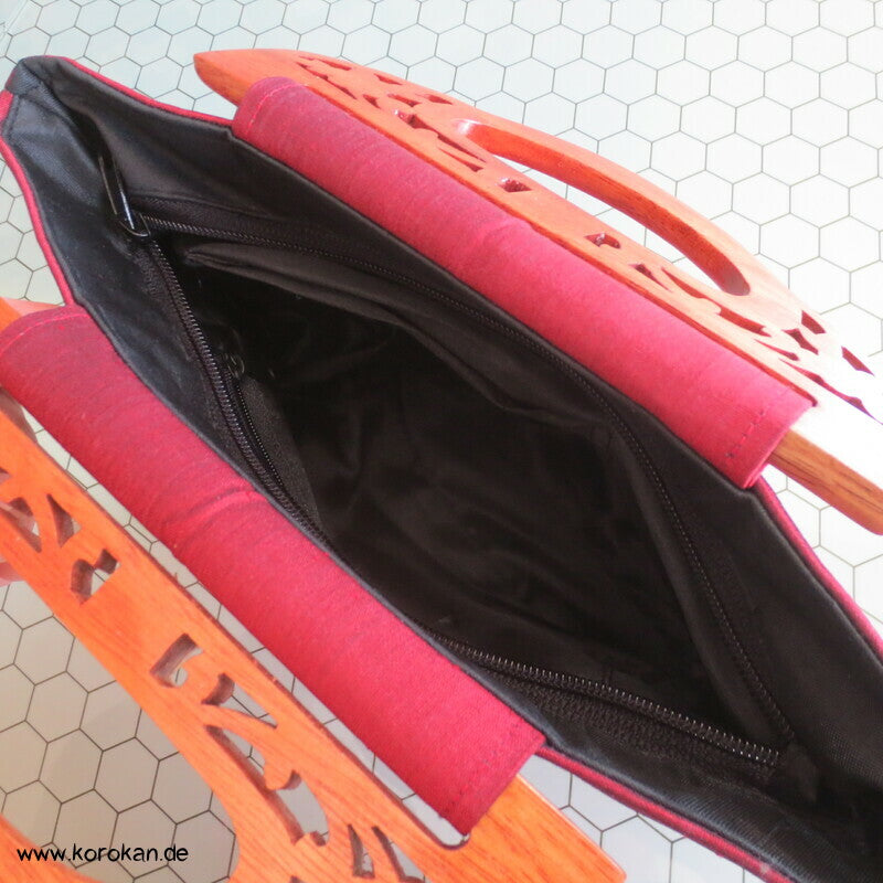 bestickte Handtasche mit geschnitzten Holzgriffen