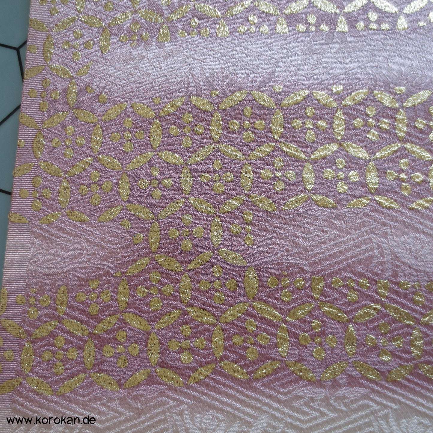 goldene Nebel und Schneeflocken Kimono Seidendamast