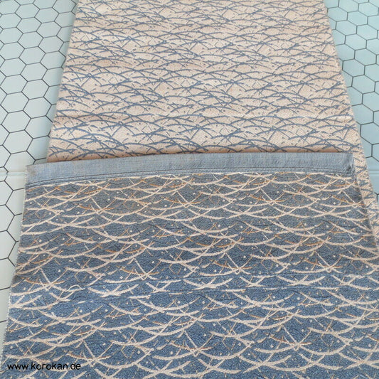 blaue Wellengräser in beige Obi Seidenjacquard