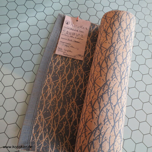 blaue Wellengräser in beige Obi Seidenjacquard