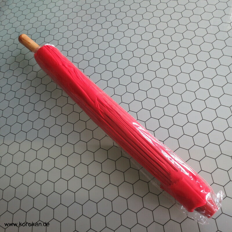 roter Schirm, Holz mit Stoffbespannung
