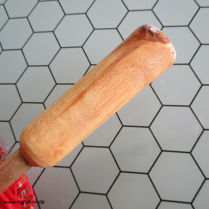 roter Schirm, Holz mit Stoffbespannung