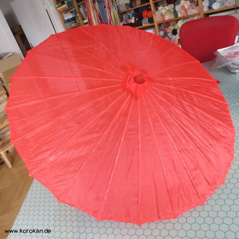 roter Schirm, Holz mit Stoffbespannung