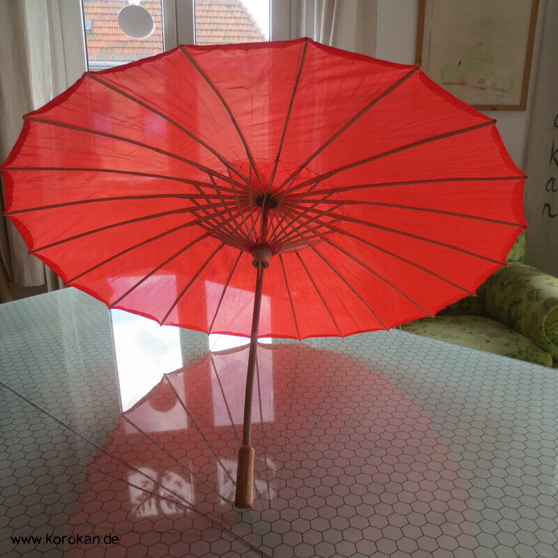 roter Schirm, Holz mit Stoffbespannung