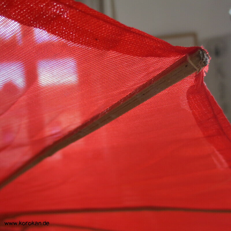 roter Schirm, Holz mit Stoffbespannung