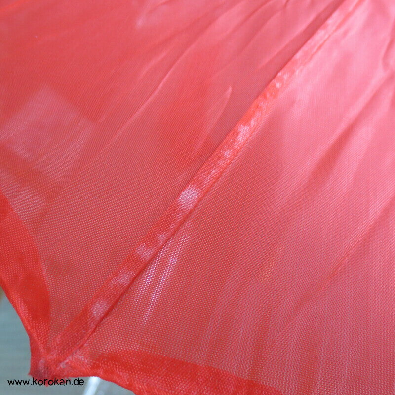 roter Schirm, Holz mit Stoffbespannung