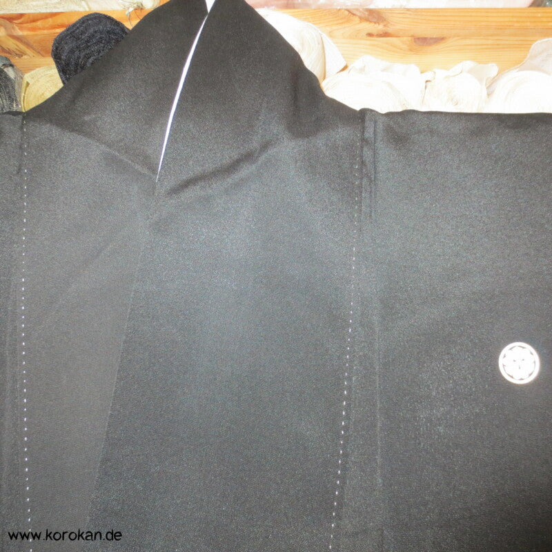 Tsunami Wellen und Kiefern, bestickter Tomesode Kimono