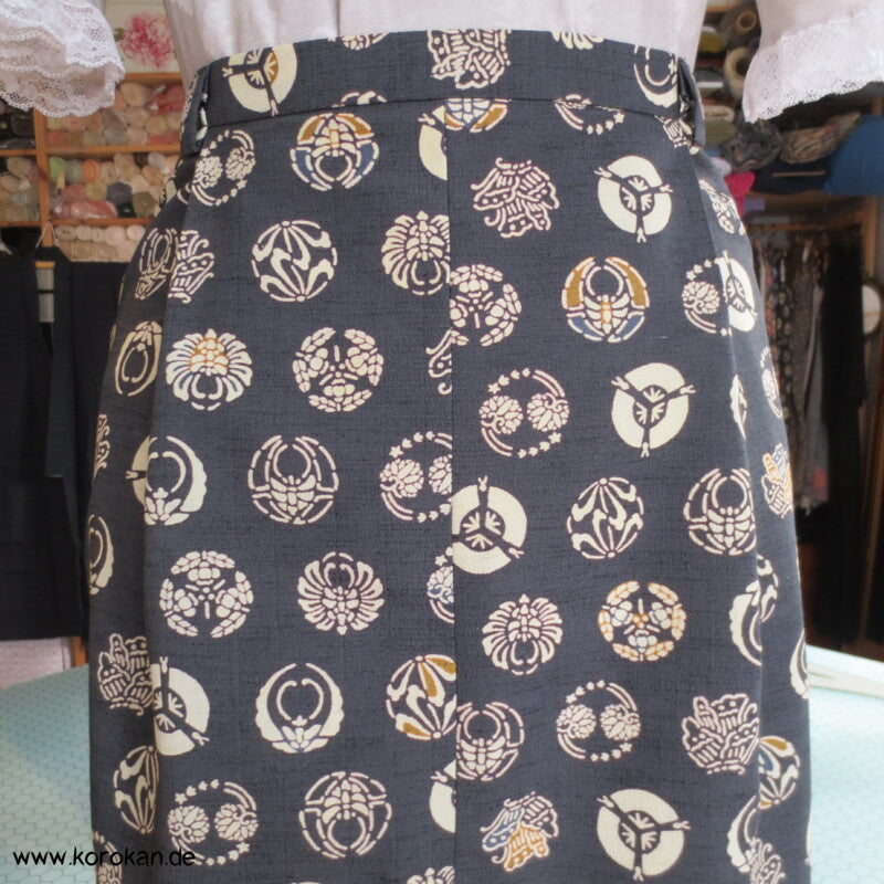schmaler Rock aus Kimono Wolle Seide Tsumugi mit lauter Mon