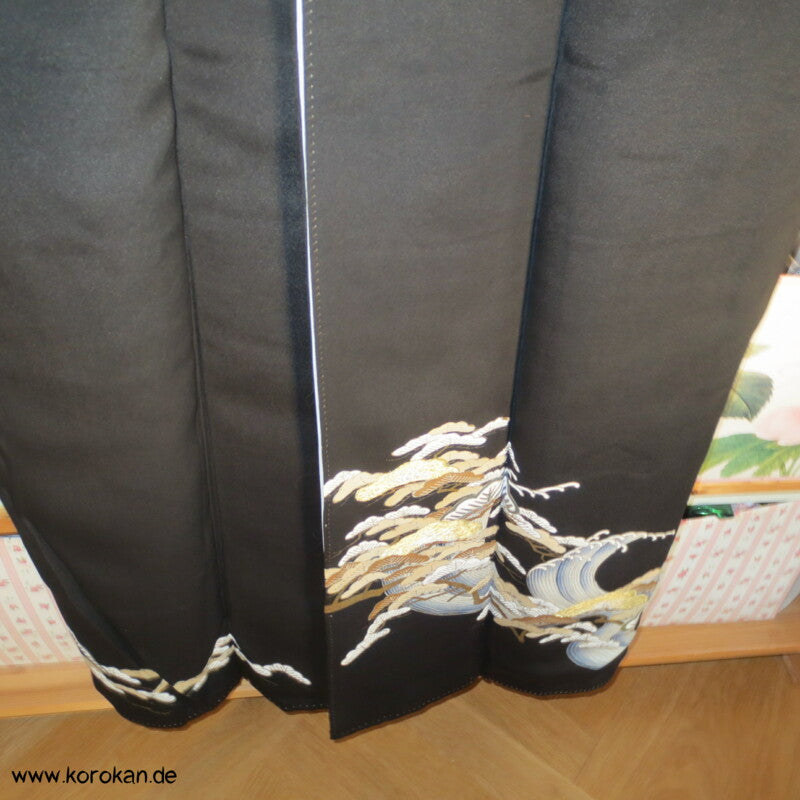 Tsunami Wellen und Kiefern, bestickter Tomesode Kimono