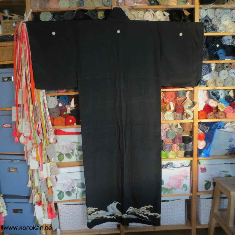 Tsunami Wellen und Kiefern, bestickter Tomesode Kimono