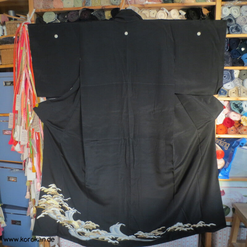Tsunami Wellen und Kiefern, bestickter Tomesode Kimono
