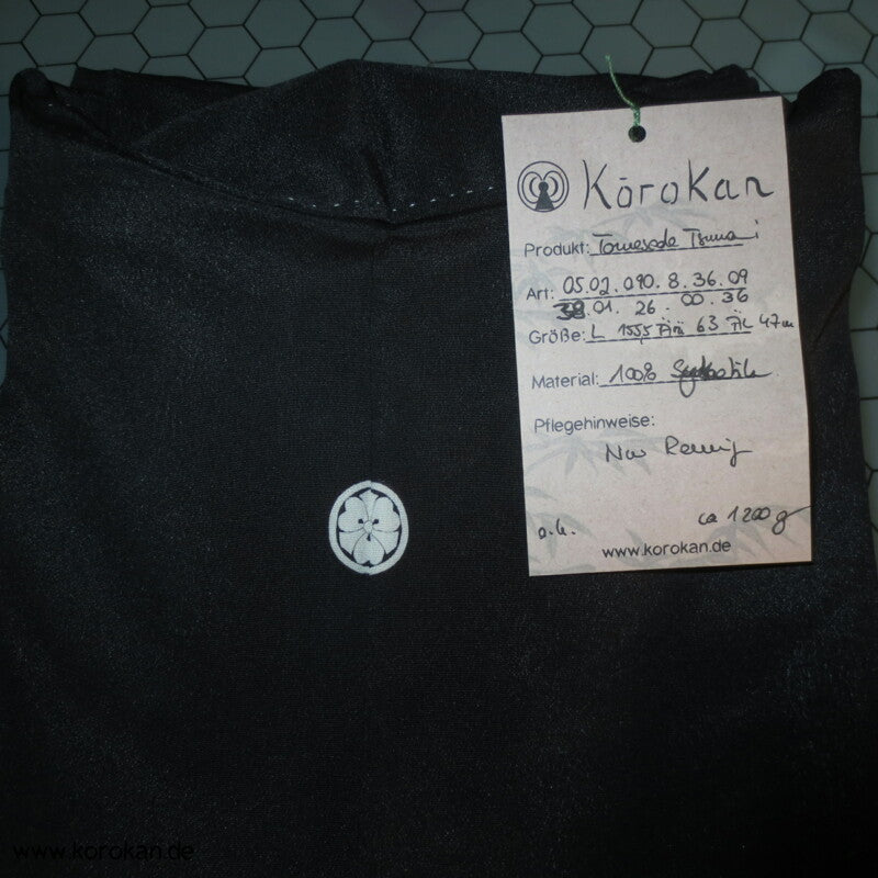 Tsunami Wellen und Kiefern, bestickter Tomesode Kimono