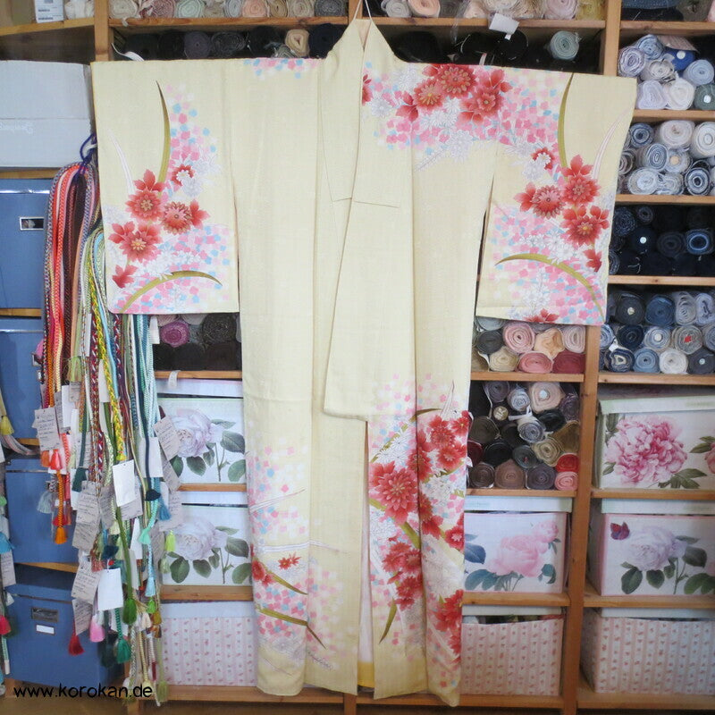 Kiku Splash hellgelber Seiden Homongi Kimono