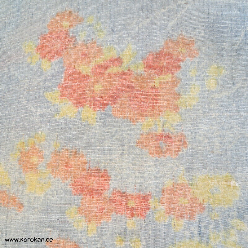 Blüten auf hellblau Kasuri Tsumugi Seide Kimono Stoffrolle
