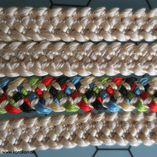regenbogenbunte Abschnitte auf creme Obijime, geflochten