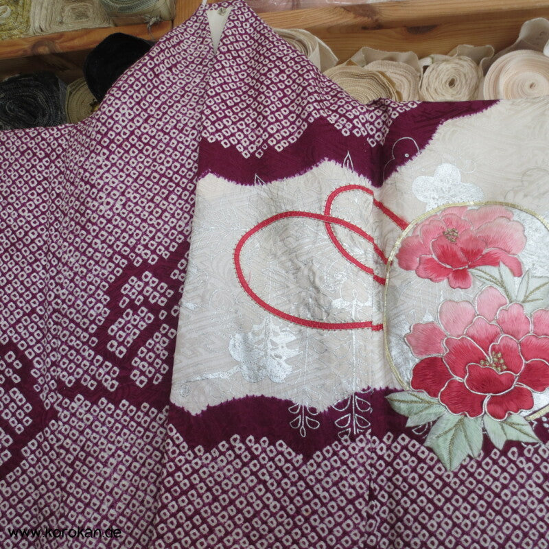 Furisode Kimono Stickerei Päonien auf Trommeln vor Wolken Shibori Seidendamast