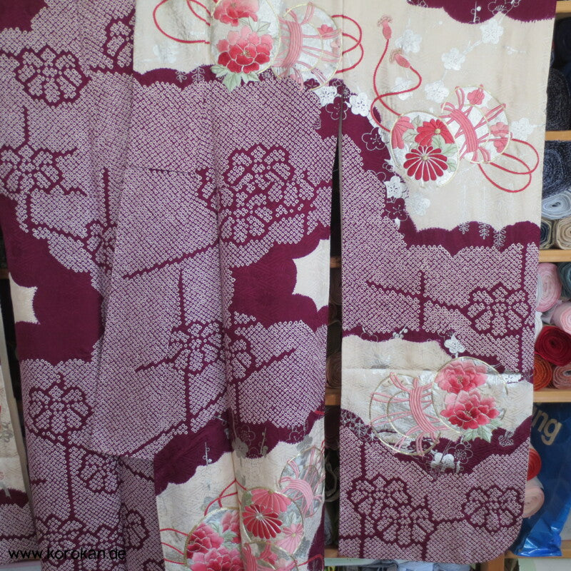 Furisode Kimono Stickerei Päonien auf Trommeln vor Wolken Shibori Seidendamast