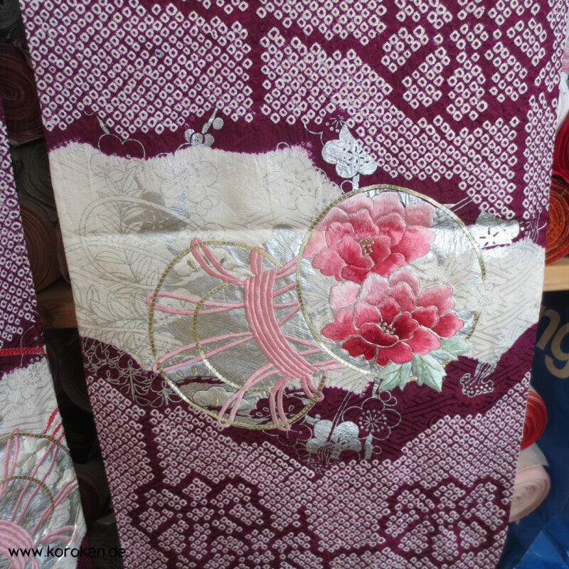 Furisode Kimono Stickerei Päonien auf Trommeln vor Wolken Shibori Seidendamast
