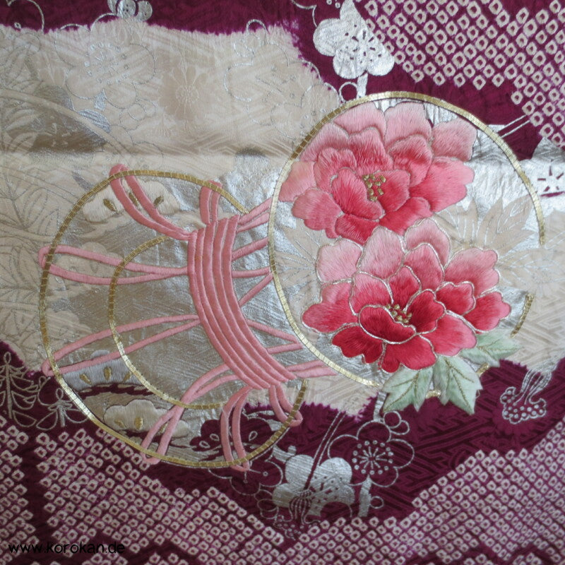 Furisode Kimono Stickerei Päonien auf Trommeln vor Wolken Shibori Seidendamast