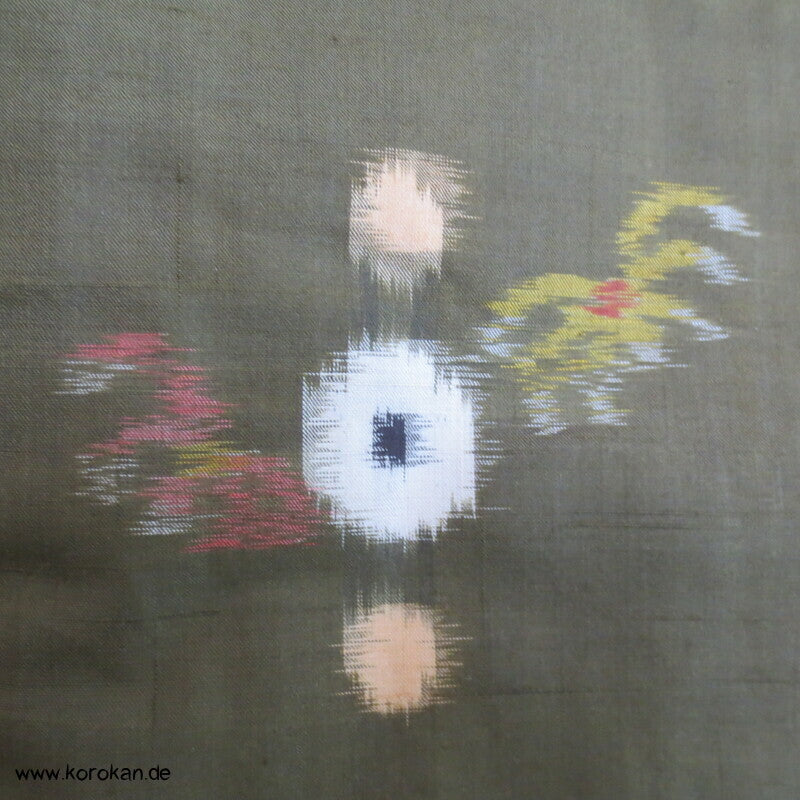 Japan Art Deco Chrysanthemen auf oliv Meisen Seiden Kimono