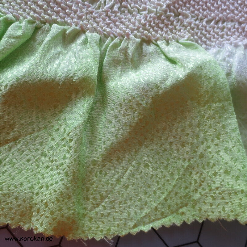 Shibori Blüten auf hellgrün, Schneeflocken Rinzu Seidendamast