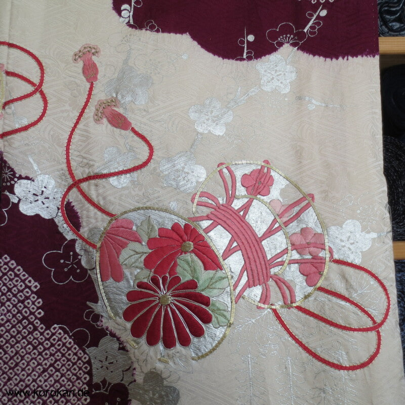 Furisode Kimono Stickerei Päonien auf Trommeln vor Wolken Shibori Seidendamast