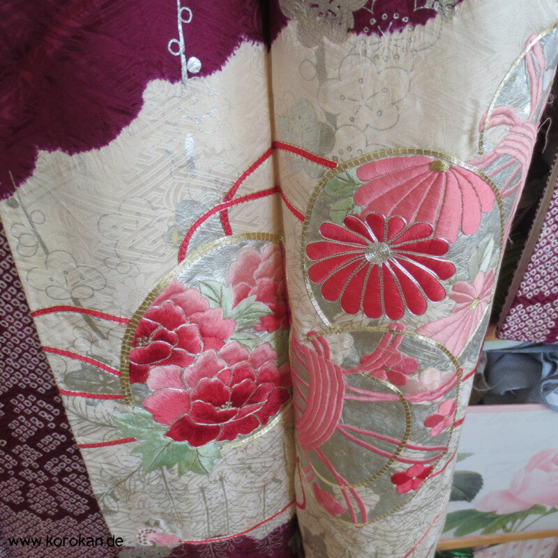 Furisode Kimono Stickerei Päonien auf Trommeln vor Wolken Shibori Seidendamast